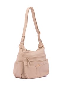 Borsa a tracolla in pelle beige con design morbido, due tasche anteriori con cerniera, dettagli in metallo dorato e un'unica tracolla.