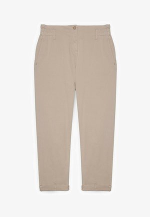 Pantalones beige de pierna recta con trabillas, cierre frontal con botón y cremallera, y bolsillos laterales inclinados, extendidos sobre un fondo blanco.