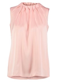 Blouse sans manches en rose pâle doux, avec un col montant à plis élégants et un tissu léger et fluide.