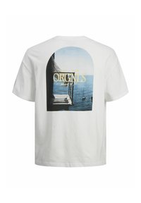 Hvid bomulds t-shirt med en farverig grafisk tryk af en kystudsigt med både og teksten "ORGINLS Summer '90" i gul og sort.