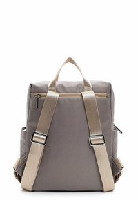 Szaro-beżowy plecak z siateczkową fakturą, dwoma regulowanymi paskami, górnym uchwytem oraz zapinaną na zamek kieszenią z przodu. Posiada boczne kieszenie.