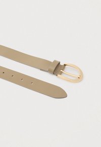 Læderbælte i tan med en glat tekstur, udstyret med en guldfarvet metalspænde i rektangulær form og fem justerbare huller langs remmen.