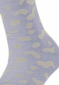 Helllila Socke mit weicher Textur, die ein beiges abstraktes Muster aufweist, das einem Tierdruck ähnelt und sich über die gesamte Oberfläche erstreckt.