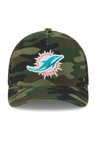 Tarnfarbenes Baseballcap in grünem und braunem Cordstoff mit einem weißen und türkisfarbenen Miami Dolphins-Logo auf der Vorderseite. Flaches Schirmdesign.
