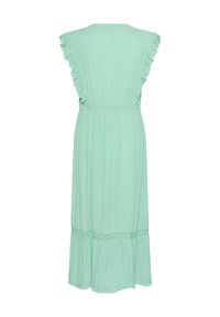 Vestido verde menta, de largo hasta la rodilla, con mangas con volantes, cintura fruncida y detalle de encaje en el dobladillo. Tela suave y ligera con un diseño fluido.