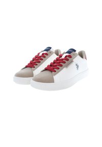 Witte sneakers met rode veters, beige suede accenten en een marineblauwe tong. Bevat een logo aan de zijkant en een gematteerde witte rubberen zool.
