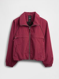 Jachetă ușoară burgund, cu guler înalt, închidere frontală cu fermoar, buzunare laterale, manșete elastice și un design ușor scurtat.