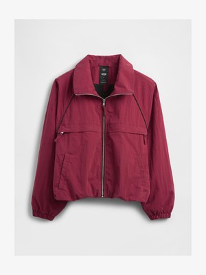 Bordeauxrode lichtgewicht jas met een hoge kraag, ritssluiting aan de voorkant, zijzakken, elastische manchetten en een licht cropped ontwerp.