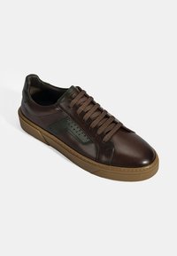 Braune Ledersneaker mit abgerundetem Zeh, grünen Akzenten und braunen Schnürsenkeln. Verfügt über perforierte Details und eine strukturierte, braune Gummisohle.