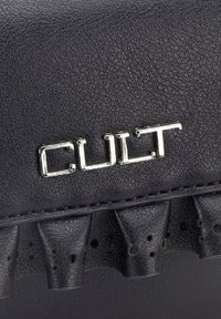 Borsa a mano in pelle nera con logo "CULT" in argento, superficie testurizzata e dettagli arricciati con piccoli fori lungo il bordo.