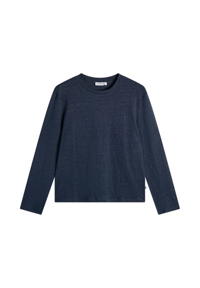 Chemise bleu marine à manches longues avec un col rond, coupe slim et texture chinée subtile, présentée sur un fond blanc.