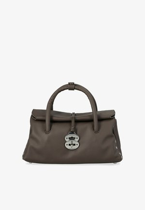 Sac à main en cuir marron foncé avec poignée arrondie et fermeture à loquet argentée centrée sur le devant, texture lisse et douce.