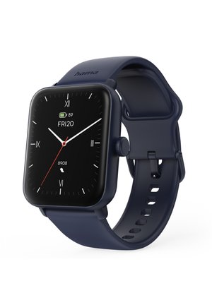 Smartwatch mit marineblauem Silikonarmband, rechteckigem schwarzem Touchscreen, der eine analoge Uhr, Datum, Batteriestand und Schrittanzahl anzeigt.
