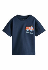 Tricou din bumbac bleumarin, cu broderie cu design de camion de pompieri și textul „NEE-NAW”. Mâneci scurte și guler rotund cu margine reiată.