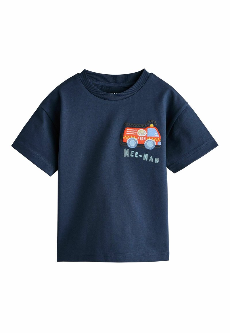Tricou din bumbac bleumarin, cu broderie cu design de camion de pompieri și textul „NEE-NAW”. Mâneci scurte și guler rotund cu margine reiată.