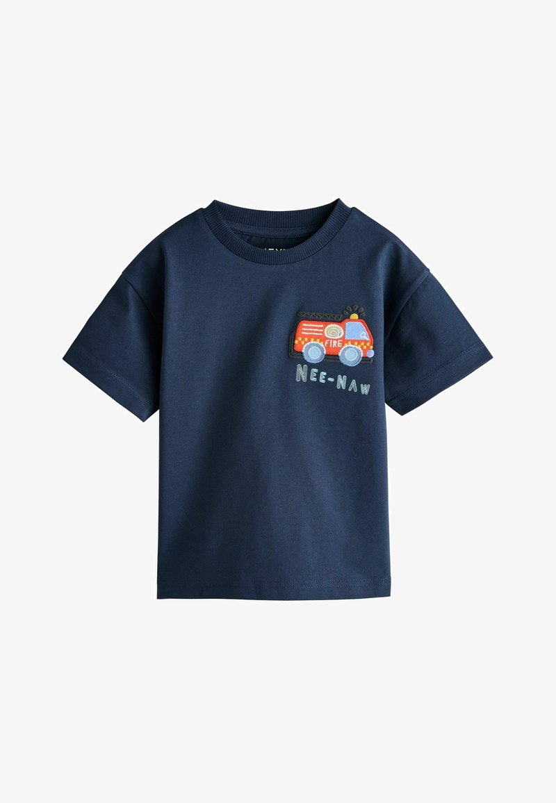 Tricou din bumbac bleumarin, cu broderie cu design de camion de pompieri și textul „NEE-NAW”. Mâneci scurte și guler rotund cu margine reiată.