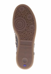 Semelle de chaussure en caoutchouc avec un motif en chevrons brun, des motifs de bande de roulement circulaires et un petit logo bleu ; surface texturée pour une meilleure adhérence et durabilité.