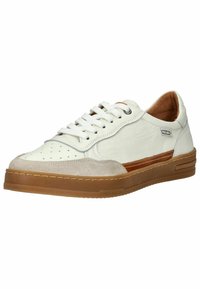 Sneaker bianche in pelle con una striscia di accento marrone e punta in suede grigia. Presentano lacci bianchi, punta perforata e suola in gomma.