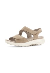 Beige suède sandaal met een open teen, brede crisscross banden en een gevoerde witte zool. Beschikt over een verstelbare sluiting voor een veilige pasvorm.