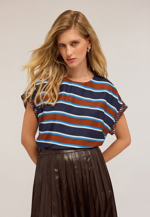 Blouse à manches courtes avec des rayures horizontales bleu marine, marron et blanches, rehaussées de légers accents bleus ; tissu lisse ; coupe décontractée.