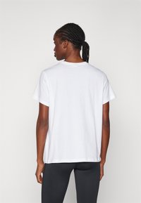 Champion GRAPHIC CREWNECK - Apdrukāts T-krekls - white