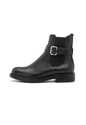 Stivaletto in pelle nera con superficie texture, pannelli elastici laterali, una cintura con fibbia dorata e tacco basso su uno sfondo bianco.