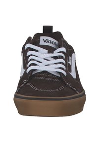 Zapatillas de ante marrón con cordones y acentos blancos, que cuentan con una suela de goma y detalles de costura. Diseño clásico de zapato de skate bajo.