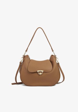 Borsa a mano in pelle marrone con forma arrotondata, superficie texturizzata, chiusura a pattina e dettagli in hardware dorato. Dotata di una tracolla corta e una lunga.