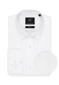 Biała koszula slim fit wykonana z teksturowanej tkaniny, z klasycznym kołnierzykiem, zapięciem na guziki i mankietami złożonymi. Zawiera okrągły fragment materiału.
