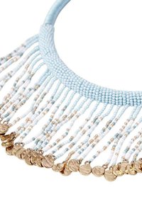 Collar de cuentas con una base azul claro y hilos de cuentas blancas y doradas, con acentos de monedas metálicas a lo largo del borde inferior.