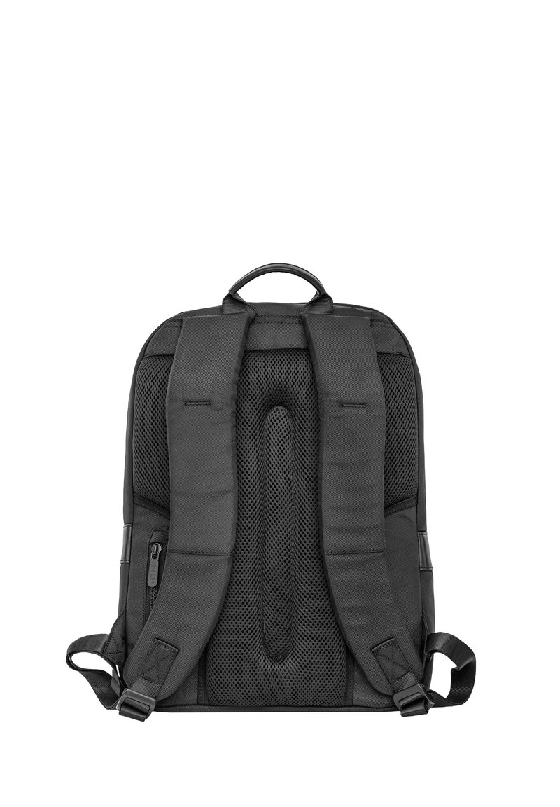 Mochila negra hecha de material duradero, con correas acolchadas ergonómicas, parte trasera de malla y un bolsillo lateral con cremallera para almacenamiento.