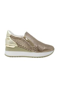 Sneaker metallico oro e beige con design perforato, zip laterale, tacco a zeppa e suola bianca. Texture liscia con accenti lucidi.