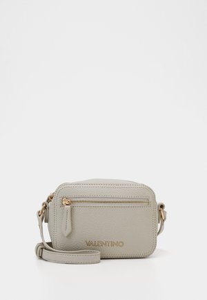 Lysegrå lædertaske med tværrem, lynlåslomme foran, gulddetaljer og justerbar rem; rektangulær form med præget logo.