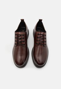 Walk London BROOKLYN DERBY SHOE - Elegantní šněrovací boty - brown
