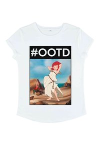 Bílá tričko s barevnou ilustrací kreslené postavičky oblečené v bílém rouchu, orámované černým boxem s textem "#OOTD".