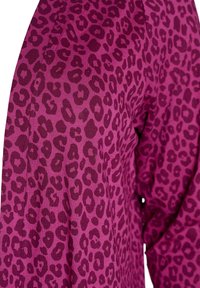Violetti kangas, jossa on teksturoitu eläinkuositiheys tummalla violetilla. Suunnittelussa on epäsäännöllisiä leopardin laikkuja materiaalin pinnalla.