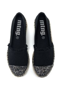 Espadrillas in tela nera con punta glitterata nera, bordi sfilacciati e suole in iuta naturale. Taglia 37, marchiate "mtng." sulla soletta.