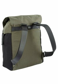 Grøn og sort stoftaske med rulle-top lukning, justerbare stropper og sidelomme. Har en holdbar, glat tekstur og enkelt design.