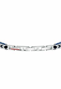 Bracciale in metallo color argento con anelli metallici intrecciati e dettagli in pelle blu. Dotato di una chiusura con marchio e un evidenziatore rosso.