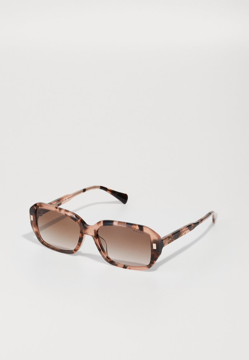 Ochelari de soare tortoise maro cu rame pătrate și lentile cu degradé. Prezintă un design robust cu accente subtile ale logo-ului pe brațe.