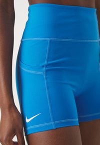 Nike Performance W NKCT DF ADVTG BALSHRT REG - Tights - light photo blue/white