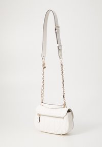 Weiße Stepphandtasche mit runder Form, ausgestattet mit einem oberen Klappdeckel, silbernem Reißverschluss und einer Kettenriemen mit Lederelementen.