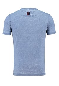 Camiseta de manga corta azul con rayas horizontales, escote redondeado y un pequeño acento texturizado en la parte posterior. Material de algodón suave.