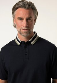 Námornícky polokošile s pruhovaným límečkem v olivové a bílé barvě, s knoflíkovou légou a krátkými rukávy, vyrobená z hladkého materiálu.