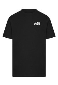 Mustat puuvillaiset t-paidat lyhyillä hihoilla, pyöreä pääntie. Vasemmassa rintakappaleessa valkoinen graafinen logo. Klassinen malli, ei lisäkuvioita.