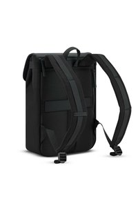 Svart rulltopprygga med justerbara remmar, tillverkad av strukturerad tyg, har en ficka med dragkedja och en minimalisk design.