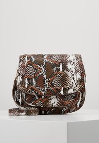 Borsa a spalla con stampa di serpente marrone e bianca, chiusura a patta, texture decorata e tracolla removibile. Presenta dettagli arancioni.