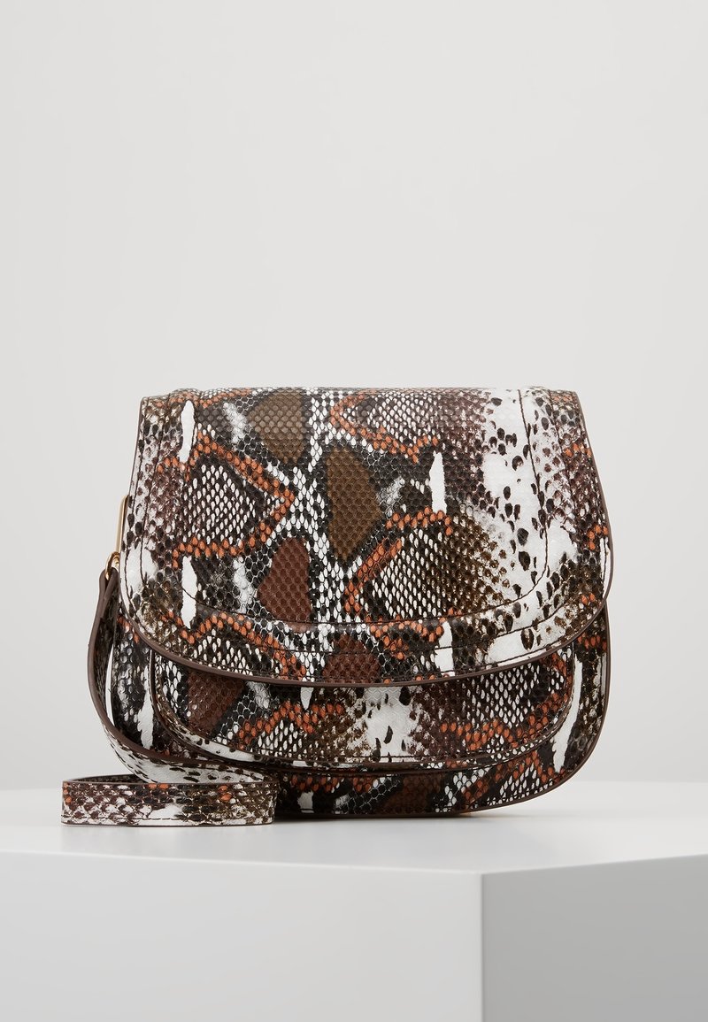 Borsa a spalla con stampa di serpente marrone e bianca, chiusura a patta, texture decorata e tracolla removibile. Presenta dettagli arancioni.