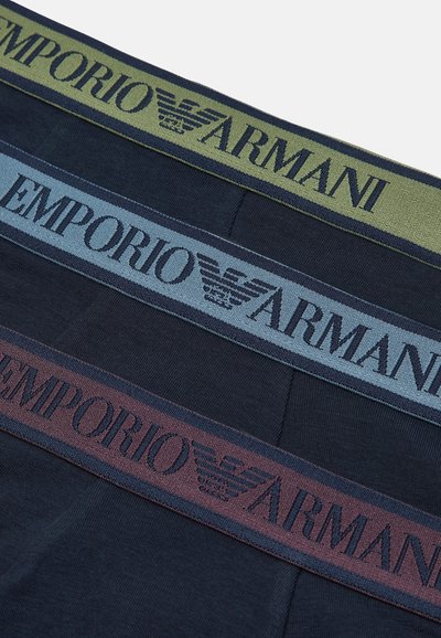 Tres pares de bóxers con colores de cinturas contrastantes: verde oliva, azul claro y marrón, con el logo "Emporio Armani".