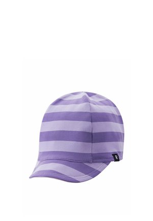 Fioletowa i jasnofioletowa czapka z paskami, z krótkim, zakrzywionym daszkiem i małą czarną metką z logo z boku.